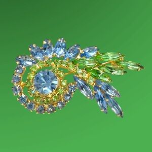 Vintage Cornflower Blue & UV Reactive Apple Green Glass Brooch